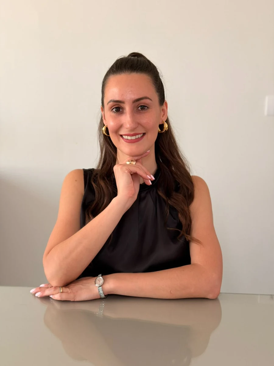 Dra. Dafne Hauck em seu consultório
